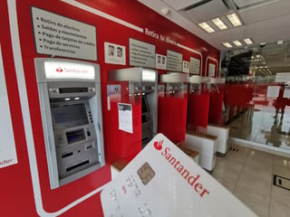 Clientes de Santander han señalado fallas cuando pretendían realizar compras en establecimientos o retirar efectivo de los cajeros automáticos de la institución bancaria. (ARCHIVO)
