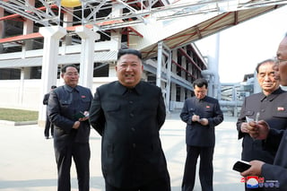 La agencia KCNA publicó fotografías de la asistencia de Kim a una planta fertilizadora.