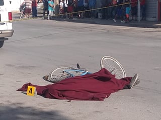 El ciclista intentaba cruzar el bulevar principal del fraccionamiento cuando fue atropellado.
