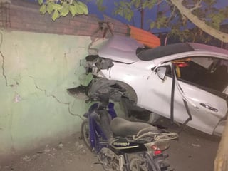 El accidente ocurrió minutos después de las 21:00 horas sobre el bulevar Ejército Mexicano, entre las calles San Ignacio y Corral de dicho sector habitacional.
(EL SIGLO DE TORREÓN)