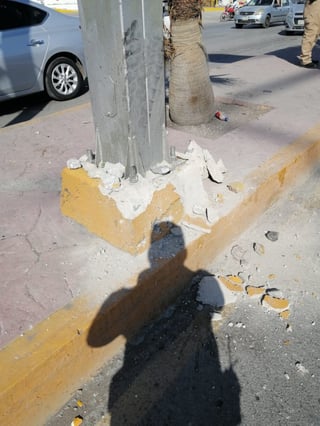 Tras el accidente Raúl resultó ileso; sin embargo, ocasionó daños al Municipio estimados en más de 9 mil pesos. (EL SIGLO DE TORREÓN)