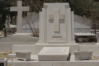 Los títulos inscritos en la tumba de José María Rodríguez y Rodríguez son el de médico y general brigadier. (EL SIGLO DE TORREÓN)