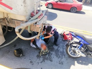 Tras el fuerte choque, el hombre salió proyectado de la motocicleta y terminó debajo de la pipa, malherido, por lo que hasta el lugar arribaron los paramédicos de la Cruz Roja. (EL SIGLO DE TORREÓN)