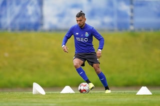 El futbolista mexicano Jesús Manuel 'Tecatito' Corona durante el entrenamiento de ayer del Porto. (CORTESÍA)