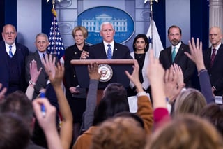 El vicepresidente de Estados Unidos, Mike Pence, confirmó este martes que la Casa Blanca está planeando disolver el grupo de trabajo de respuesta a la pandemia, conformado por los principales expertos médicos, para el 25 de mayo. (EFE)