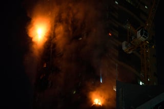 Un rascacielos se incendió el martes en Emiratos Árabes Unidos, y las llamas ascendieron rápidamente por los costados del edificio, tal como ha ocurrido en otros incendios recientes que involucran revestimientos inflamables. (AP)