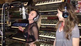 Sorprenden. Las artistas compartieron un video donde aparecen cantando Soy tu obsesión en un estudio de grabación. (ESPECIAL)