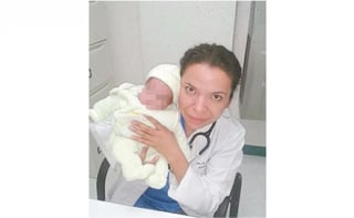  La doctora Arriola y un grupo de especialistas determinaron que era necesario interrumpir el embarazo y extraer a la niña de manera prematura, es decir, a las 33 semanas de gestación. (ESPECIAL)