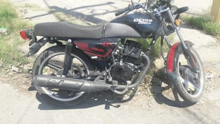 El joven circulaba en una motocicleta de la marca Italika de color negro con rojo. (EL SIGLO DE TORREÓN)