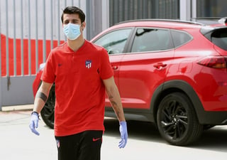 El delantero del Atlético de Madrid, Álvaro Morata, llega ayer a las instalaciones del equipo. (EFE)