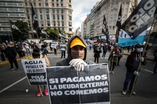 La sociedad argentina está sumida en una severa crisis económica y está evitando la de salud. (ARCHIVO) 