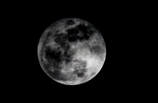 La superficie de la Luna emite iones de carbono, lo que contradice la antigua teoría de que en nuestro satélite se han agotado los elementos volátiles y fácilmente vaporizables como el carbono. (ARCHIVO) 