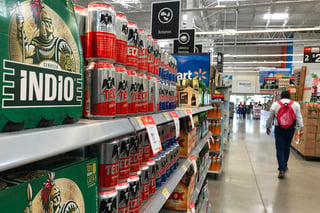 Cifras del Inegi revelan que el precio promedio de la cerveza subió 2.7% en abril contra marzo de este año, siendo el incremento más pronunciado en un mes desde enero de 2010, cuando entonces se elevó 3.6%.
(ARCHIVO)