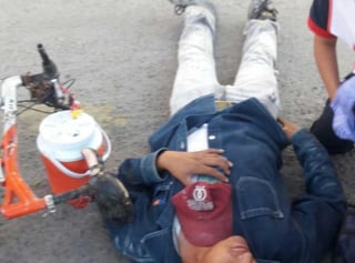 José Ángel quedó en el pavimento y fue auxiliado más tarde por los paramédicos de Cruz Roja. (EL SIGLO DE TORREÓN)