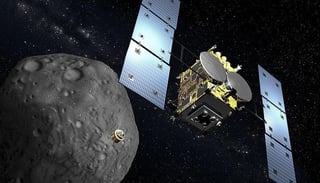 Investigadores japoneses han descubierto 'quemaduras solares' en la superficie del remoto asteroide Ryugu que sugieren que antes orbitaba mucho más cerca del Sol. (ARCHIVO) 