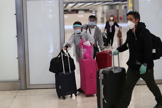 Un total de 152 mexicanos fueron repatriados este viernes en un vuelo privado tras permanecer varados en Chile por el cierre de fronteras debido a la pandemia global por coronavirus, informó la embajada de México en el país austral. (ARCHIVO)