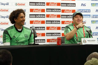 Para Guillermo Ochoa, Miguel Herrera es el entrenador ideal del Club América. 'Ya hizo historia y el vestuario no es para cualquiera', apuntó el arquero azulcrema.  (ARCHIVO)