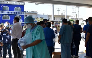 El diputado federal Luis Fernando Salazar, entregó mil caretas protectoras y mil cubrebocas a personal médico de la clínica 71 del IMSS en Torreón. Dijo que esta fue la primera de varias entregas que estará haciendo por todo el estado. (FABIOLA P. CANEDO)