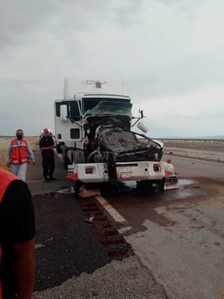 Cuatro tractocamiones y un vehículo particular participaron en el accidente carretero. (EL SIGLO DE TORREÓN)