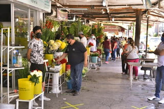 De acuerdo al decreto estatal en Coahuila, las florerías solamente podrán ofrecer sus servicios a domicilio. (ÉRICK SOTOMAYOR)