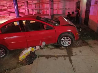 El vehículo Neón, que terminó destrozado, fue asegurado y depositado en las instalaciones del corralón municipal. (EL SIGLO DE TORREÓN)