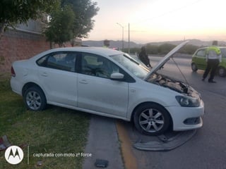 Luego del festejo del Día de la Madre, la conductora de un Volkswagen Vento terminó en internada en el hospital, tras volcarse cuando transitaba en estado de ebriedad por la colonia Monterreal de Torreón. (EL SIGLO DE TORREÓN)