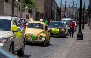 Decenas de vehículos utilizaron el claxon y realizaron recorridos por las principales vialidades del primer cuadro de Saltillo.