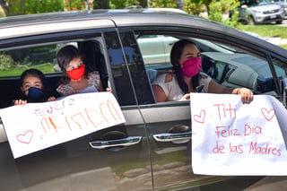 PARTICIPACIÓN. Hijos, nietos y bisnietos de doña Titi arribaron en 15 vehículos. (EL SIGLO DE TORREÓN / Ernesto Ramírez Camacho)
 
