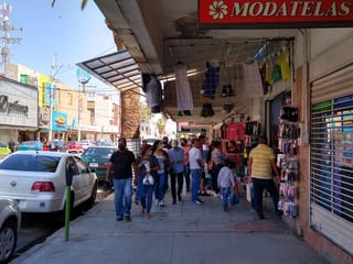 Por la celebración del 10 de mayo, decenas de laguneros en Torreón y Gómez Palacio abarrotaron las tiendas en el Centro para comprar regalos a las madres, sin importar la fase 3 de la pandemia. (EL SIGLO DE TORREÓN)