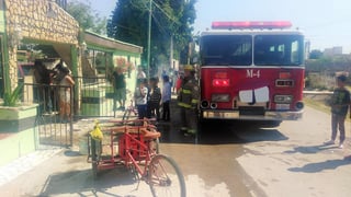 El personal del departamento de Bomberos de la ciudad de Gómez Palacio acudió al lugar para sofocar el incendio. (EL SIGLO DE TORREÓN)