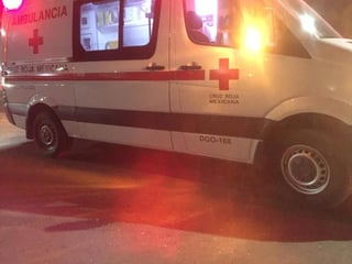 El hombre fue atendido por el personal de la Cruz Roja y trasladado a un hospital de la ciudad para su atención médica. (EL SIGLO DE TORREÓN)