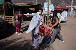 Chile registró un nuevo récord de casos de coronavirus diarios contabilizando 1,658 contagios en las últimas 24 horas, lo que eleva el total de casos en el país a 31,721. (ARCHIVO) 