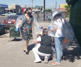 Pese a la contingencia y ante las medidas sanitarias por COVID-19; Anahí López, una enfermera del IMSS, recibió una inesperada sorpresa de parte de sus tres hijas cubiertas en plástico para poder abrazarla. (ESPECIAL)