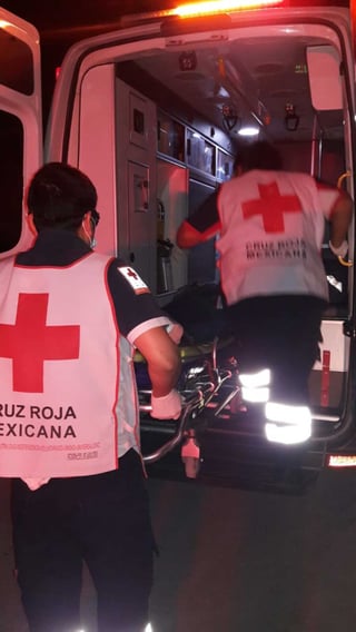 La víctima fue atendida por el personal de Cruz Roja y trasladada a un hospital de la ciudad. (EL SIGLO DE TORREÓN)
