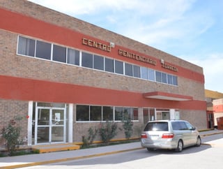 Las pruebas contundentes que mostró la Fiscalía fueron un determinante para que el Juez de Control vinculara a proceso a Víctor Manuel y la impusiera una medida cautelar de prisión preventiva oficiosa a cumplimentarse en las instalaciones de el Cereso de Torreón.
(ARCHIVO)