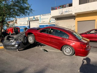 Se impactan auto y camioneta en Torreón; el vehículo terminó volcado. (EL SIGLO DE TORREÓN)