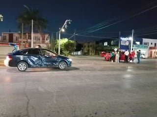 Por no respetar la luz roja del semáforo, conductor provoca choque en el centro de Torreón. (EL SIGLO DE TORREÓN)