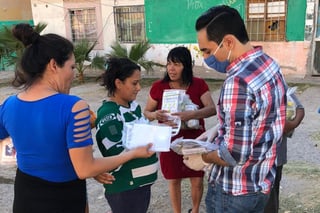 Arturo Braña decidió apoyar a las familias del suroriente de Torreón, quienes colocaron cartelones que anuncian que no tienen qué comer. (EL SIGLO DE TORREÓN)