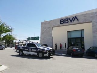 El violento atraco se registró alrededor de las 11 de la mañana de este jueves, al exterior de la sucursal BBVA Bancomer, localizada en la Plaza Jumbo, ubicada sobre el bulevar Revolución y calzada Saltillo 400 de Torreón.
(EL SIGLO DE TORREÓN)
