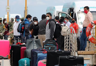 Un grupo de 68 empleados mexicanos de la Disney Cruise Line fueron desembarcados este jueves en la isla mexicana de Cozumel tras permanecer en altamar desde el pasado 13 de abril debido a la pandemia de coronavirus. (EFE)