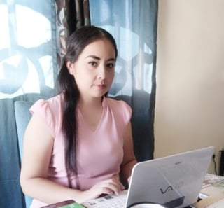 La maestra Ema Guadalupe Serrano Hernández usa las herramientas tecnológicas para impartir sus clases a distancia para aplicar unas a sus estudiantes de la zona rural de Francisco I. Madero, y otras para sus alumnos en la zona urbana de Torreón. (VIRGINIA HERNÁNDEZ)