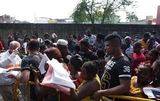 Más de 300 migrantes se han congregado en los últimos días en las oficinas de migración del municipio de Tapachula, en el sureste de México, para arreglar sus trámites, padeciendo aglomeraciones pese a la pandemia de coronavirus. (ARCHIVO)