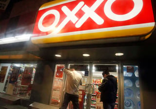 Ante la falta de pago y la renegociación de las rentas que deben pagar sus tiendas a los propietarios de locales, Oxxo explicó que en las últimas semanas se ha reducido hasta 25% el flujo de clientes en sus establecimientos. (ARCHIVO)