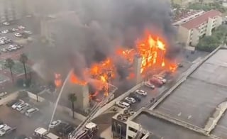 Fue alrededor de las 8:00 horas que se reportó el siniestro en un complejo de condominios, donde bomberos luchan por apagar el fuego. (TWITTER)