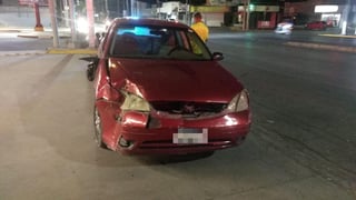Una mujer lesionada y daños materiales estimados en 18 mil 500 pesos, dejó un accidente registrado en la noche del viernes, en el cruce de la Calzada Saltillo 400 y calle de Los Calvos, del Residencial Campestre la Rosita de Torreón. (ARCHIVO)