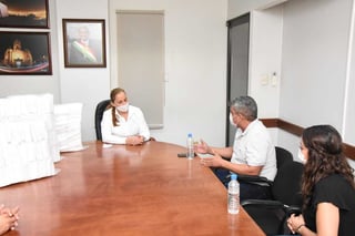 La presidenta municipal de Gómez Palacio agradeció a los empresarios por la donación. (CORTESÍA)