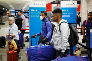 Jesús Navarro, de las ligas menores de los Azulejos de Toronto, porta una mascarilla mientras se prepara para volar a su natal República Dominicana.