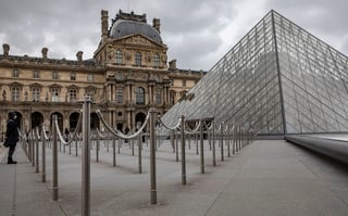 Cerrados. El Louvre de París vivirá un día triste sin atender a sus visitantes. (ARCHIVO)