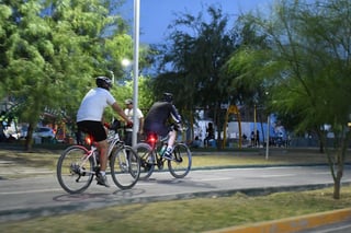 Los ciclistas aprovechan la noche para acudir a la ciclopista de la Línea Verde y realizar un poco de deporte, sin temor al coronavirus.