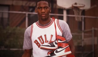 Las zapatillas que Michael Jordan usó durante su temporada de novato 1984-85. (ESPECIAL)